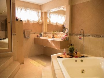 Casa 5 amb. venta Ramos Mejia. coch. pileta