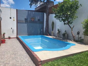 Casa 5 amb. venta Ramos Mejia. coch. pileta