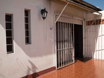 Casa 5 amb. venta Ramos Mejia. coch. pileta