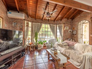VENTA CASA 6 AMBIENTES CON JARDÍN PILETA Y GARAGE