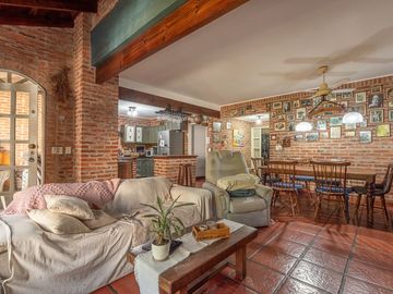 VENTA CASA 6 AMBIENTES CON JARDÍN PILETA Y GARAGE