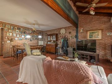 VENTA CASA 6 AMBIENTES CON JARDÍN PILETA Y GARAGE