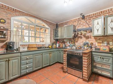 VENTA CASA 6 AMBIENTES CON JARDÍN PILETA Y GARAGE