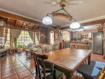 VENTA CASA 6 AMBIENTES CON JARDÍN PILETA Y GARAGE