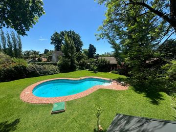 Venta casa 4 amb con parque y pileta B° El Cortijo