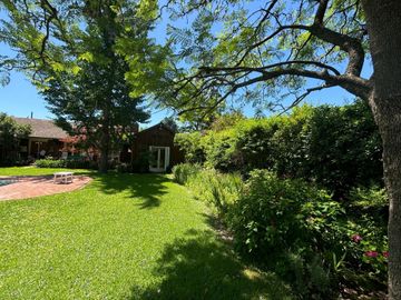 Venta casa 4 amb con parque y pileta B° El Cortijo