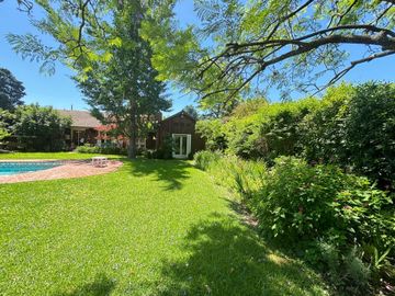 Venta casa 4 amb con parque y pileta B° El Cortijo