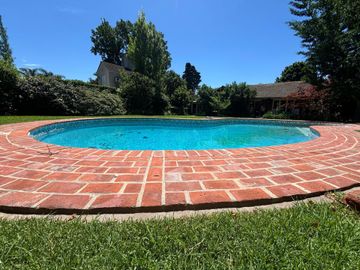 Venta casa 4 amb con parque y pileta B° El Cortijo