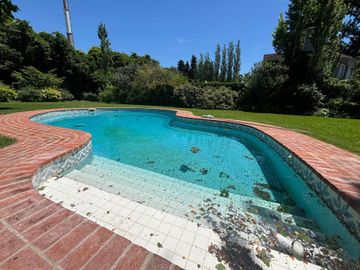 Venta casa 4 amb con parque y pileta B° El Cortijo
