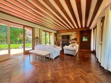 Venta casa 4 amb con parque y pileta B° El Cortijo