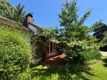 Venta casa 4 amb con parque y pileta B° El Cortijo