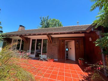 Venta casa 4 amb con parque y pileta B° El Cortijo