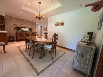 Venta casa 4 amb con parque y pileta B° El Cortijo