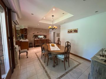 Venta casa 4 amb con parque y pileta B° El Cortijo