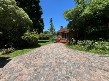 Venta casa 4 amb con parque y pileta B° El Cortijo