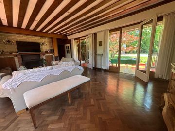 Venta casa 4 amb con parque y pileta B° El Cortijo