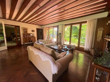 Venta casa 4 amb con parque y pileta B° El Cortijo