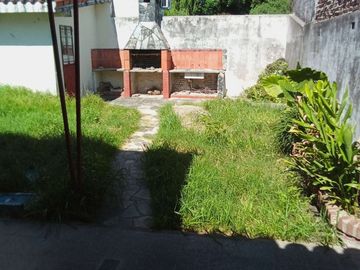 Casa Banfield Oeste 3 ambientes Patio y  Jardin