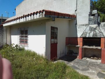 Casa Banfield Oeste 3 ambientes Patio y  Jardin