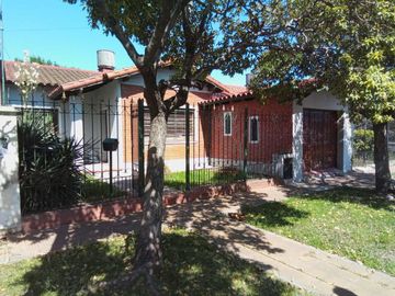 Casa Banfield Oeste 3 ambientes Patio y  Jardin