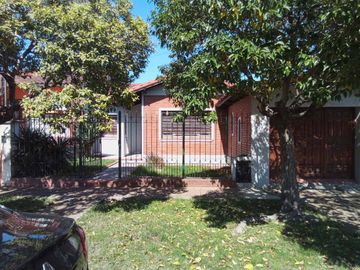 Casa Banfield Oeste 3 ambientes Patio y  Jardin