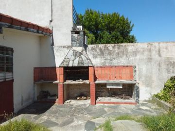 Casa Banfield Oeste 3 ambientes Patio y  Jardin