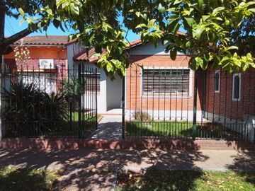Casa Banfield Oeste 3 ambientes Patio y  Jardin