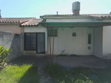 Casa Banfield Oeste 3 ambientes Patio y  Jardin