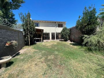 HERMOSA CASA A LA VENTA EN GUAYMALLÉN