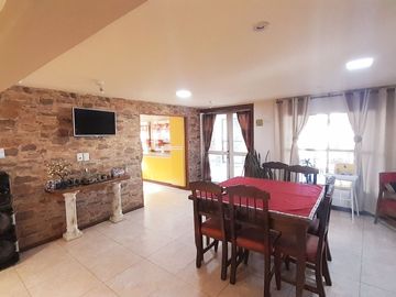 HERMOSA CASA A LA VENTA EN GUAYMALLÉN