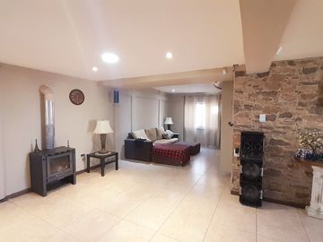HERMOSA CASA A LA VENTA EN GUAYMALLÉN