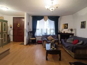 En Venta linda casa junto al Megamaxi de la 6 de Diciembre