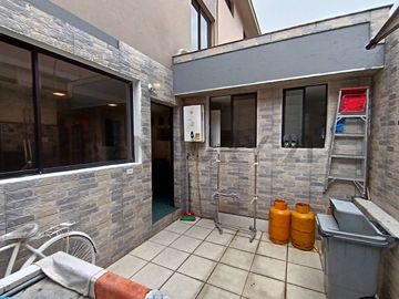 Vendo casa en San Fernando, de 4 dormitorios.