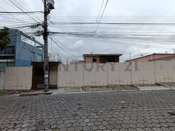 Vendo casa en San Fernando, de 4 dormitorios.