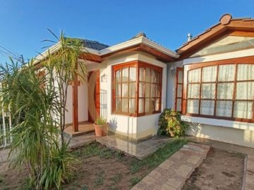 Se Vende Casa, cercana a Mall Plaza Tobalaba