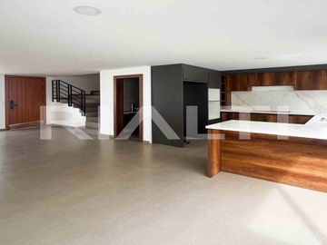 Amplia Casa de 140 m² en Urbanización Armenia 2, Sector de Alta Plusvalía