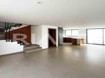 Amplia Casa de 140 m² en Urbanización Armenia 2, Sector de Alta Plusvalía