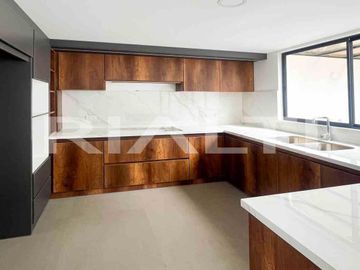 Amplia Casa de 140 m² en Urbanización Armenia 2, Sector de Alta Plusvalía