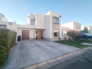 EN VENTA  HERMOSA CASA  MEDITERRANEA