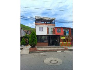 VENDO CASA ESQUINERA 3 PISOS EN PARQUE INDUSTRIAL MIRADOR DE LLANO