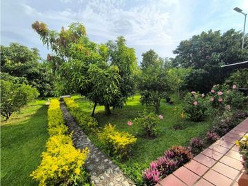 Finca en venta a puerta cerrada en parcelación Santa Elena El Cerrito