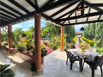 Finca en venta a puerta cerrada en parcelación Santa Elena El Cerrito