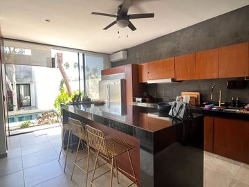 CASA EN VENTA MÉRIDA, INMEJORABLE UBICACION MONTEBELLO