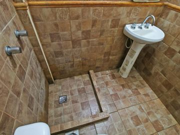 Casa 5 Ambientes APTO CREDITO Con cochera y Galpon Banfield - Venta.