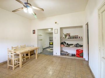 Casa 5 Ambientes APTO CREDITO Con cochera y Galpon Banfield - Venta.