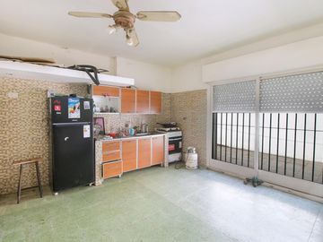 Casa 5 Ambientes APTO CREDITO Con cochera y Galpon Banfield - Venta.