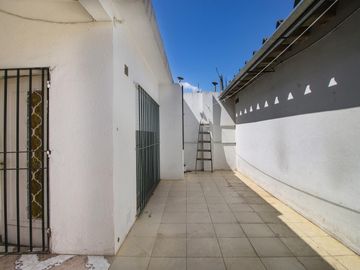 Casa 5 Ambientes APTO CREDITO Con cochera y Galpon Banfield - Venta.