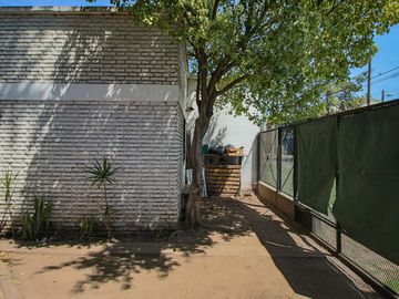 Casa 5 Ambientes APTO CREDITO Con cochera y Galpon Banfield - Venta.