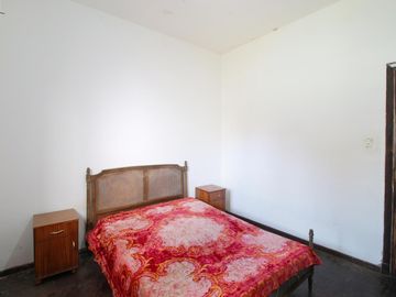 Casa 5 Ambientes APTO CREDITO Con cochera y Galpon Banfield - Venta.