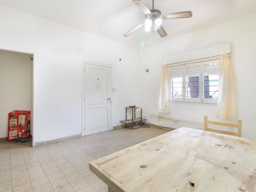 Casa 5 Ambientes APTO CREDITO Con cochera y Galpon Banfield - Venta.